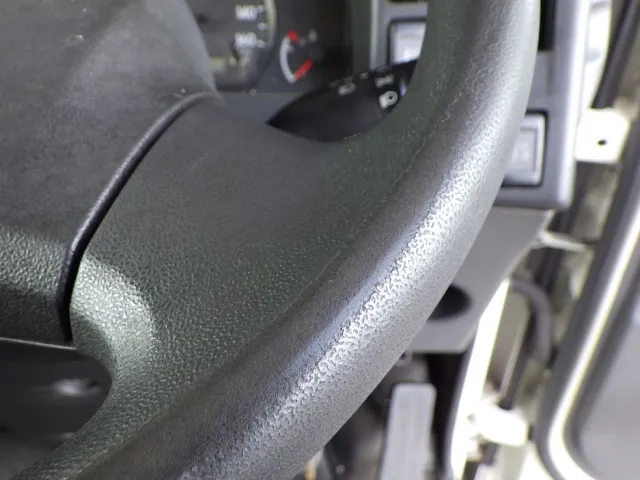 ハンドルにスレがあります。|いすゞ エルフ 2RG-NPR88AN(2WD)の写真43