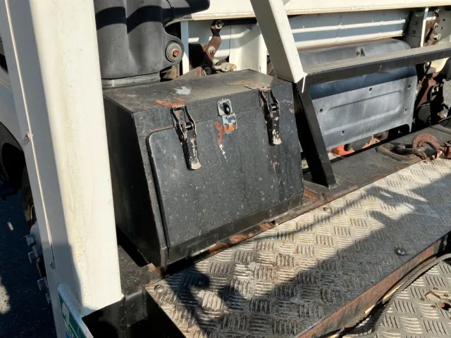 工具箱は鉄製です。サビがあります|トヨタ カゼット PB-XZU423(2WD)の写真21