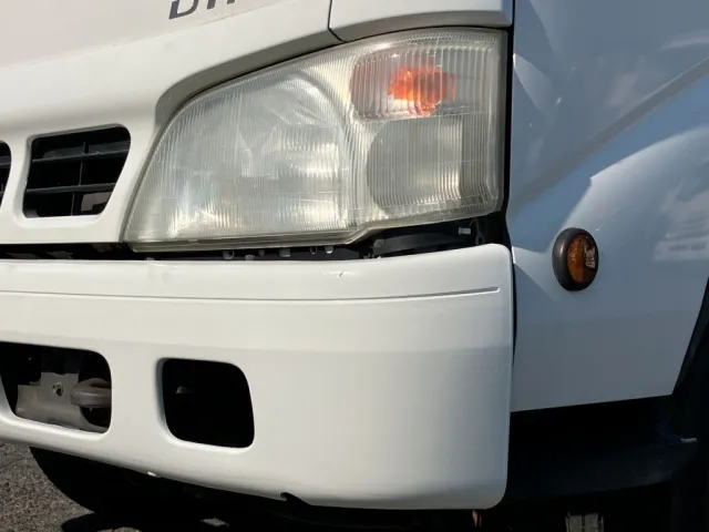 左右ヘッドランプレンズに曇りがあります。助手席側フロントパンパーに小傷があります|トヨタ カゼット PB-XZU423(2WD)の写真42