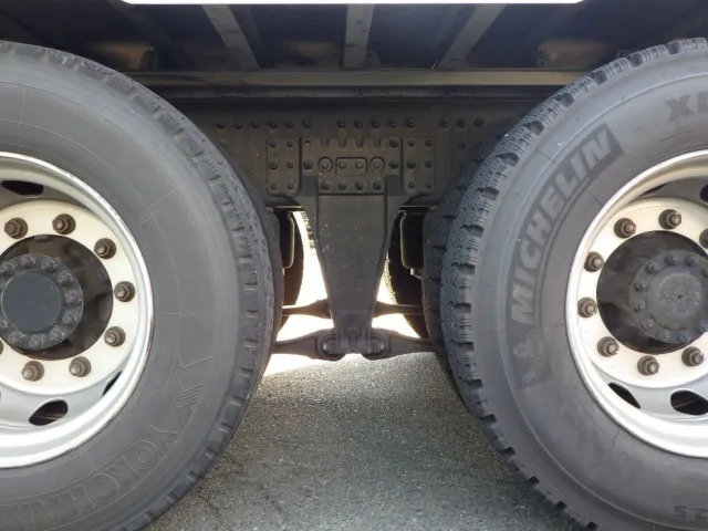 タイヤ間の状態です。（エアサスです）|UDトラックス クオン 2PG-CD5CAの写真5