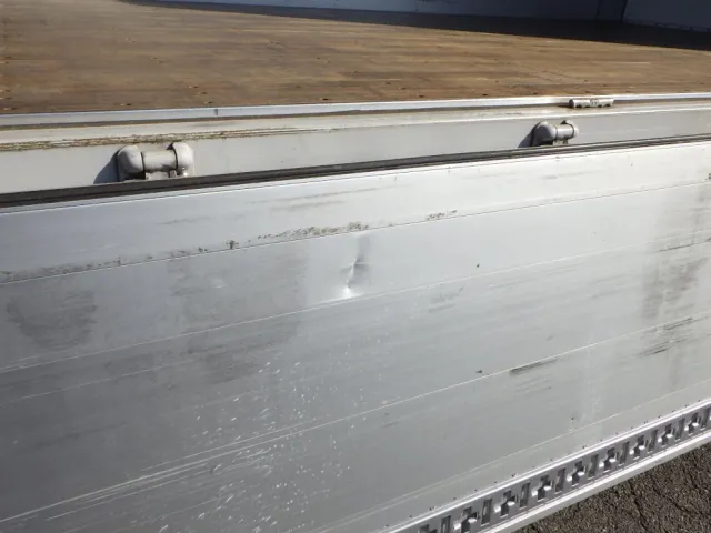 アオリ内側にキズ・ヘコミがあります。|UDトラックス クオン 2PG-CD5CAの写真31