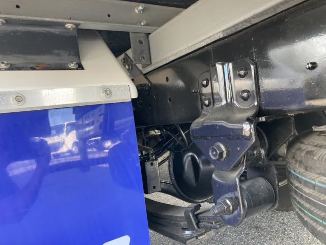 シャーシとスプリングとネタの状態です。|日野 デュトロ TKG-XZC605M(2WD)の写真7