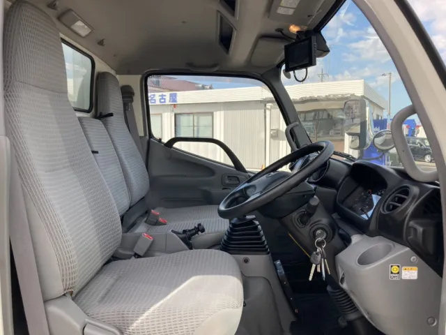 車内です。|日野 デュトロ TKG-XZC605M(2WD)の写真12