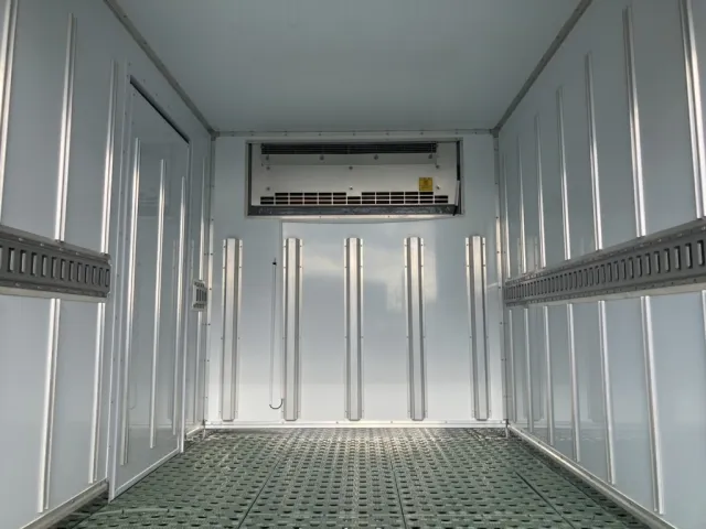 庫内の状態です。|日野 デュトロ TKG-XZC605M(2WD)の写真17