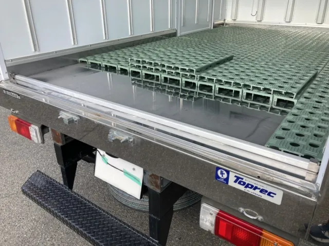 床はステンレス張りの上にスノコを敷いています。|日野 デュトロ TKG-XZC605M(2WD)の写真22