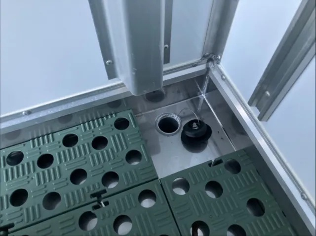 床前方に水抜き穴が有ります。(右)|日野 デュトロ TKG-XZC605M(2WD)の写真23