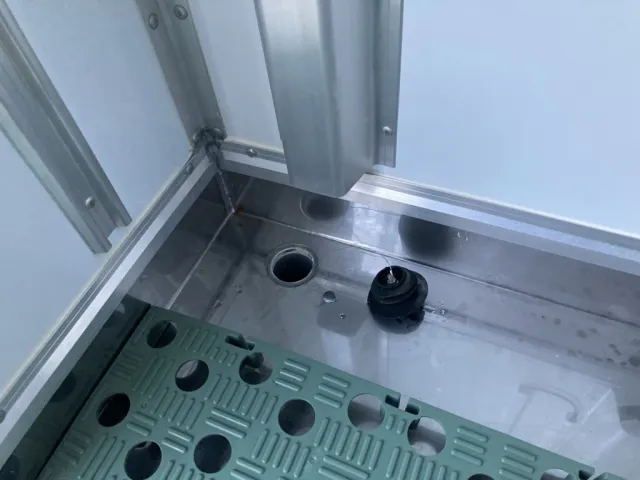 床前方に水抜き穴が有ります。(左)|日野 デュトロ TKG-XZC605M(2WD)の写真24