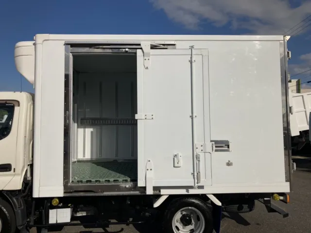 Sドアを開けた状態です。|日野 デュトロ TKG-XZC605M(2WD)の写真29