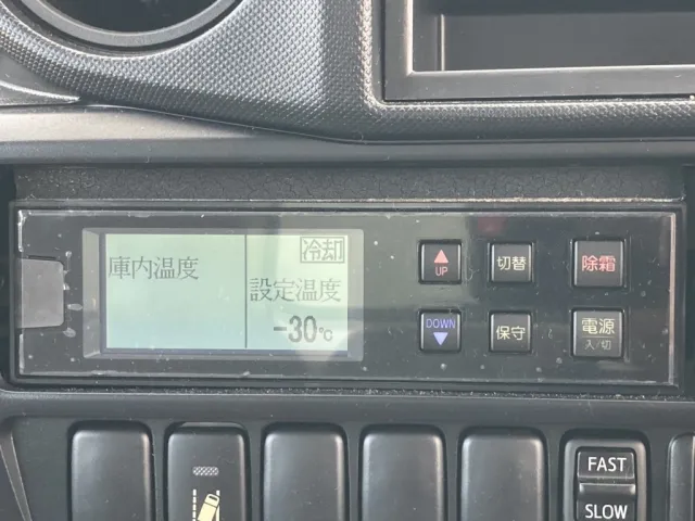 冷凍機のコントロールパネルです。|日野 デュトロ TKG-XZC605M(2WD)の写真39