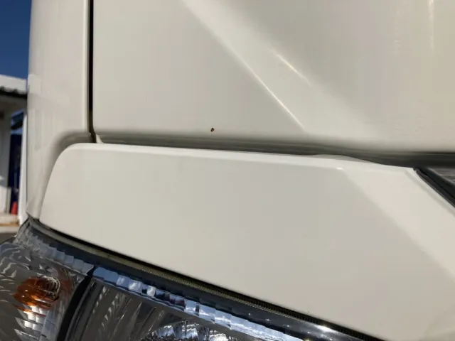 Fパネル右側に飛び石による小キズが有ります。|日野 デュトロ TKG-XZC605M(2WD)の写真46