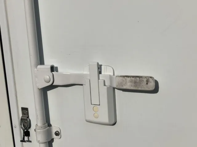 右のグリップゴムの劣化写真です。|日野 デュトロ TKG-XZC605M(2WD)の写真49