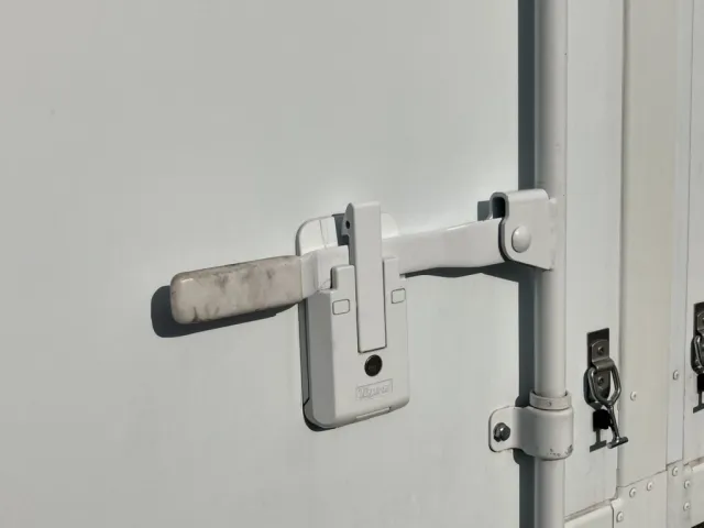 左のグリップゴムの劣化写真です。|日野 デュトロ TKG-XZC605M(2WD)の写真50