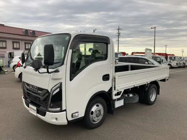 新型いすゞのエルフショート平ボデーです。|いすゞ エルフ 2RG-NJR88AF(2WD)の写真1