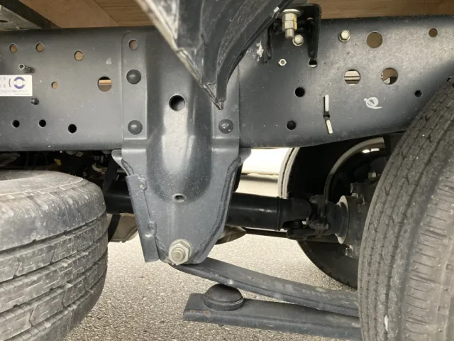 シャーシとスプリングの状態です。|いすゞ エルフ 2RG-NJR88AF(2WD)の写真5