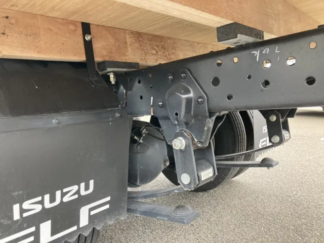 ネタとシャーシとスプリングの状態です。|いすゞ エルフ 2RG-NJR88AF(2WD)の写真6