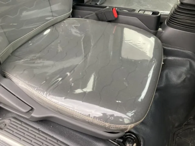 シート座面の状態です。|いすゞ エルフ 2RG-NJR88AF(2WD)の写真11