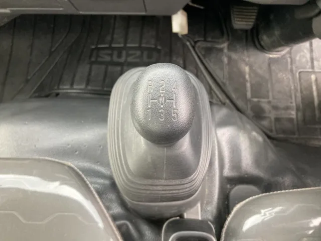 5速です。|いすゞ エルフ 2RG-NJR88AF(2WD)の写真23