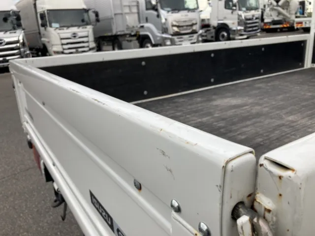 リアアオリ上部に細かい傷が有ります。|いすゞ エルフ 2RG-NJR88AF(2WD)の写真26