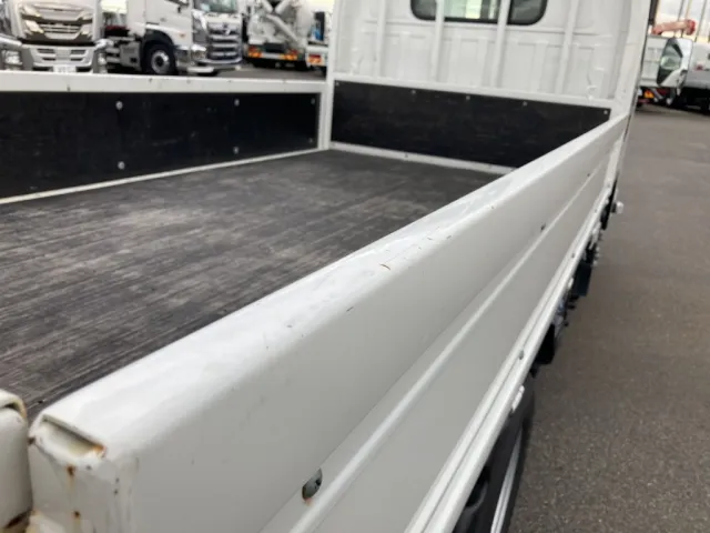 右アオリ上部に細かい傷が有ります。|いすゞ エルフ 2RG-NJR88AF(2WD)の写真27