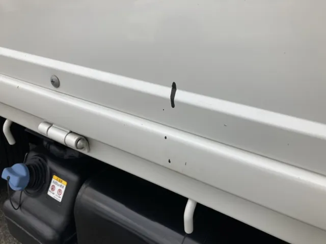 右アオリ中央部にペンキの垂れた跡が有ります。|いすゞ エルフ 2RG-NJR88AF(2WD)の写真29