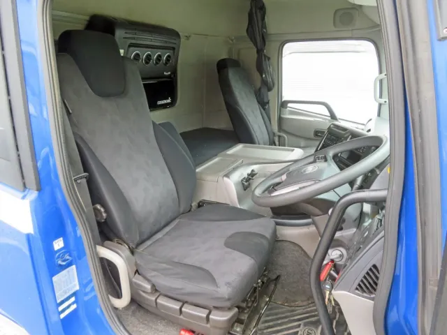 運転席座面にヘタリ・破れがあります。|UDトラックス クオン 2PG-CG5CAの写真6