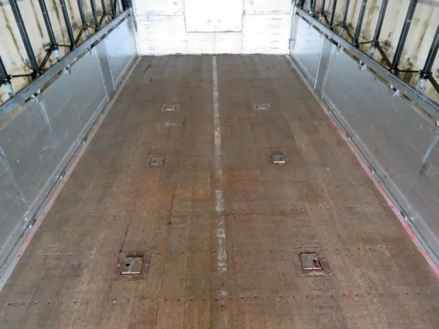 床にスタンション穴が3対付いています。|UDトラックス クオン 2PG-CG5CAの写真9