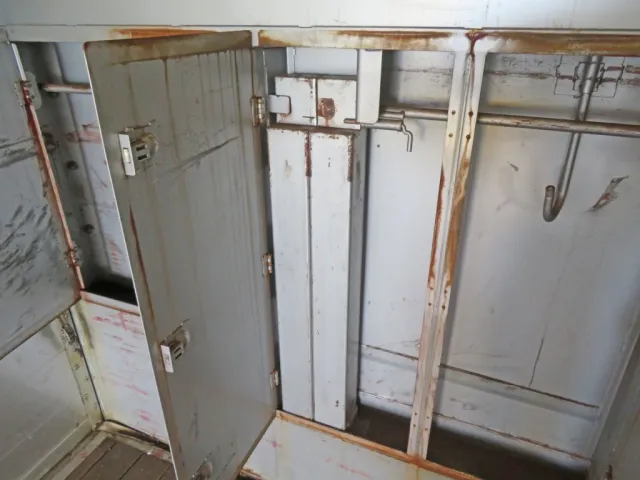 スタンション棒が１対付いています。|UDトラックス クオン 2PG-CG5CAの写真12