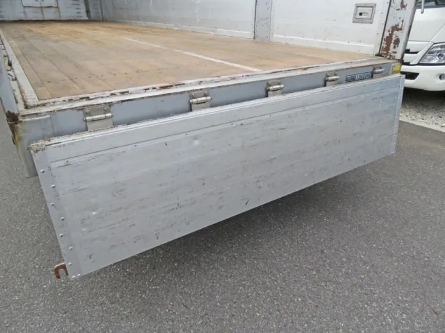 リアあおり内側にキズ・軽いヘコミがあります。|UDトラックス クオン 2PG-CG5CAの写真15