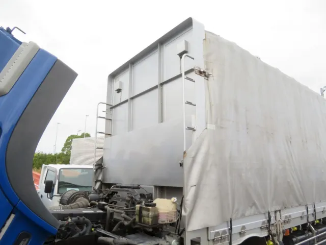 前方のアコーディオン止めてる金具があります。|UDトラックス クオン 2PG-CG5CAの写真18