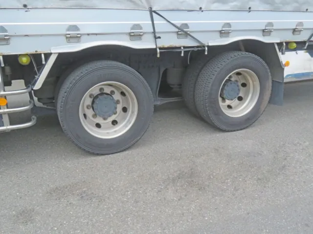 アルミホイールです。（リアフェンダーはステンレス製です）|UDトラックス クオン 2PG-CG5CAの写真21