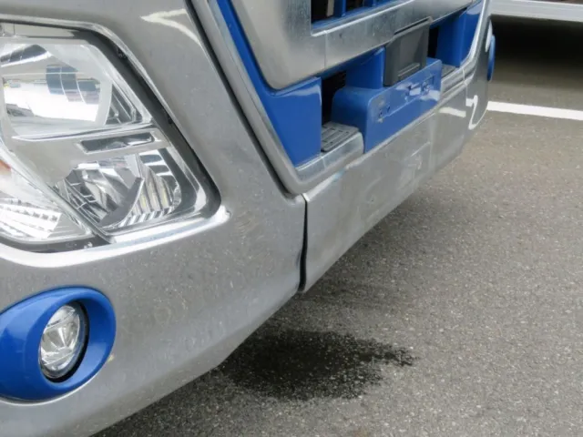 フロントパネル中央下部にヘコミ・隙間があります。|UDトラックス クオン 2PG-CG5CAの写真33