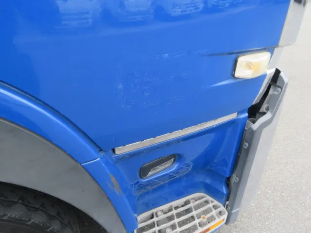 運転席側ドアに看板はがし跡があります。|UDトラックス クオン 2PG-CG5CAの写真34