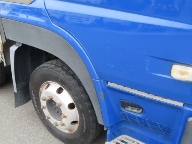 フロントフェンダー樹脂部分に色あせがあります。（ステップにキズがあります）|UDトラックス クオン 2PG-CG5CAの写真35