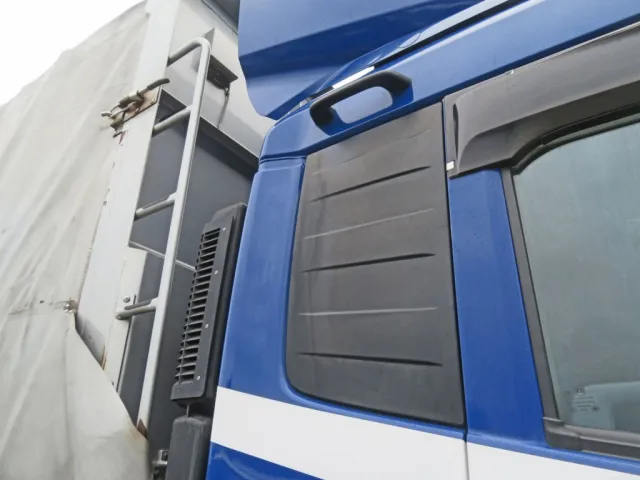 クォーターパネル上部に看板はがし跡があります。|UDトラックス クオン 2PG-CG5CAの写真38