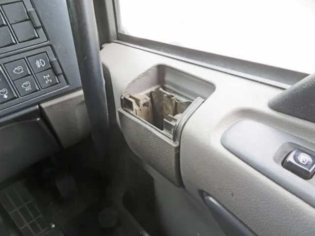 運転席側の灰皿の蓋が破損しています。|UDトラックス クオン 2PG-CG5CAの写真39