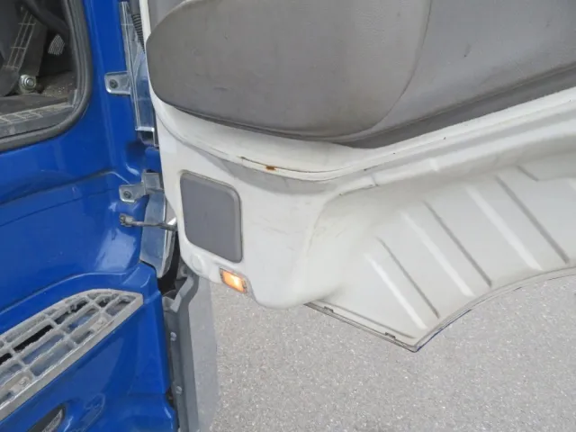 運転席側ドア内側下部に少しサビがあります。|UDトラックス クオン 2PG-CG5CAの写真40