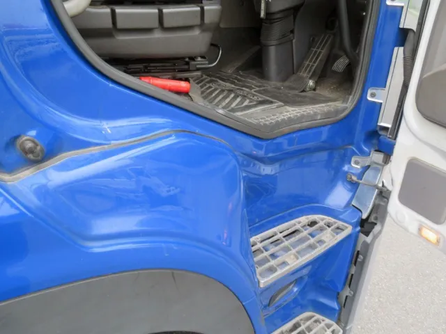 運転席側乗り口に細かいキズがあります。|UDトラックス クオン 2PG-CG5CAの写真41