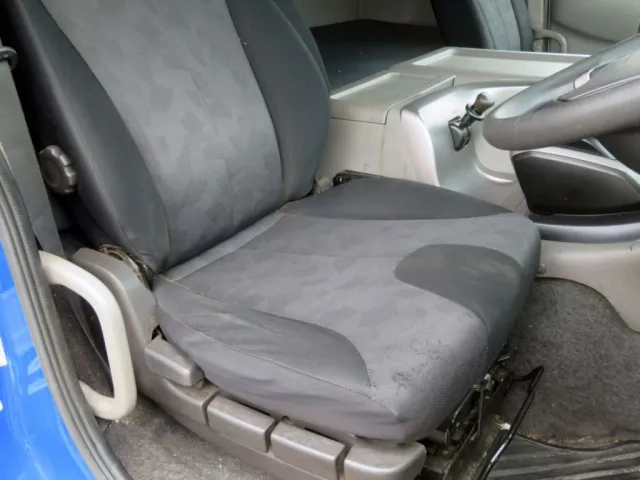 運転席側座面の状態です。|UDトラックス クオン 2PG-CG5CAの写真42