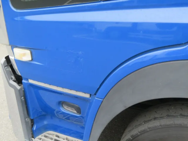 助手席側ドアに看板はがし跡があります。|UDトラックス クオン 2PG-CG5CAの写真44