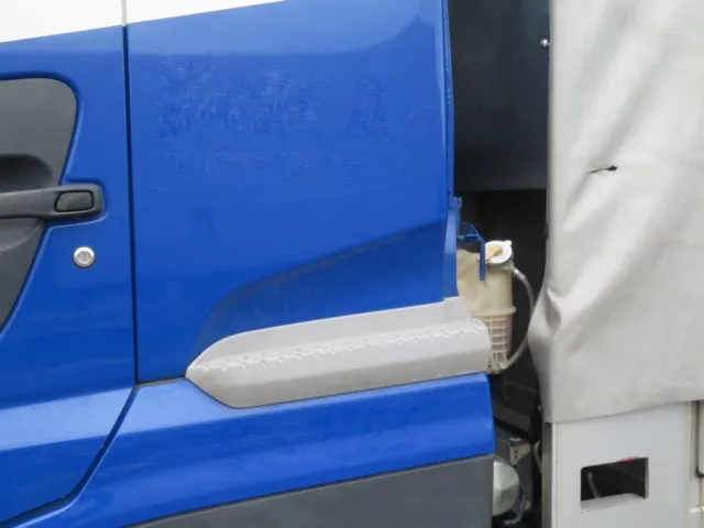 クォーターパネル下部に看板はがし跡があります。|UDトラックス クオン 2PG-CG5CAの写真45