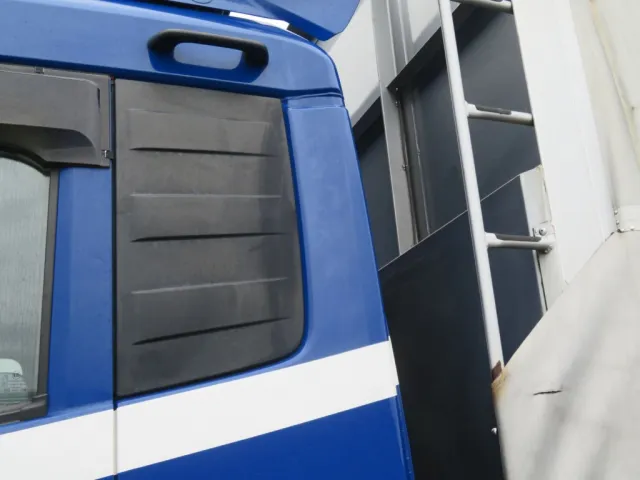 クォーターパネル上部に看板はがし跡があります。|UDトラックス クオン 2PG-CG5CAの写真46