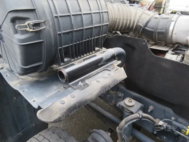 エアクリーナーの台座に軽いサビがあります。|UDトラックス クオン 2PG-CG5CAの写真47