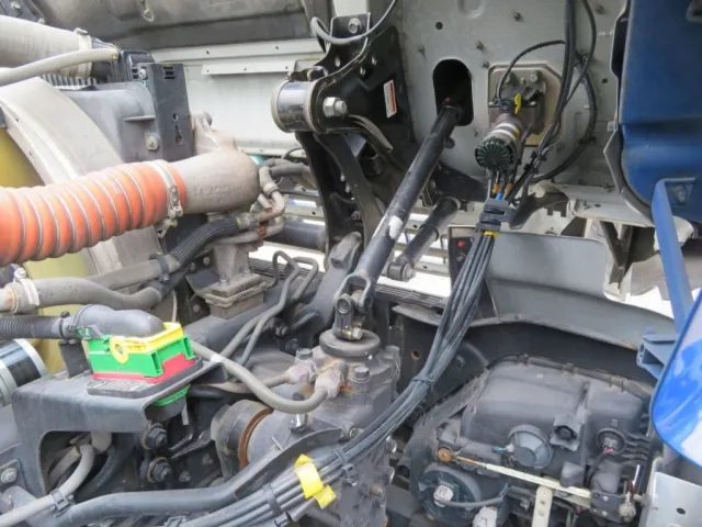 キャブ下に少しサビがあります。|UDトラックス クオン 2PG-CG5CAの写真49