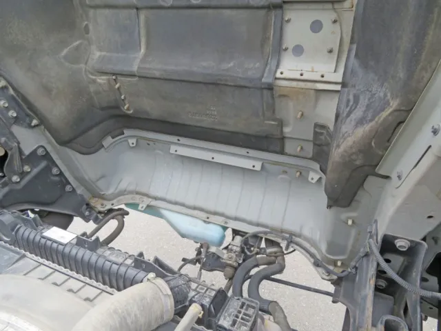 キャブ下に少しサビがあります。|UDトラックス クオン 2PG-CG5CAの写真50