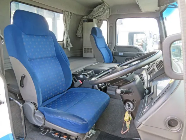 運転席座面にヘタリ・破れがあります。|いすゞ ギガ QDG-EXZ52AJの写真6