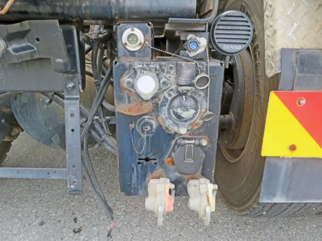 トレーラ用のコネクター差し込みです。（トラクタ後方に付いています）|いすゞ ギガ QDG-EXZ52AJの写真15