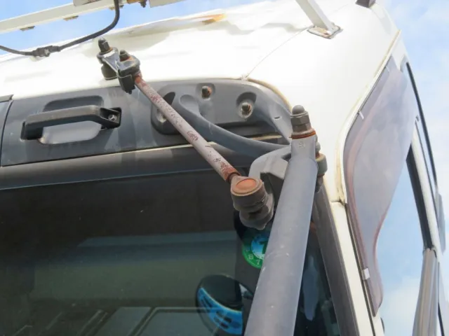 助手席側ミラーステー上部にサビがあります。|いすゞ ギガ QDG-EXZ52AJの写真27