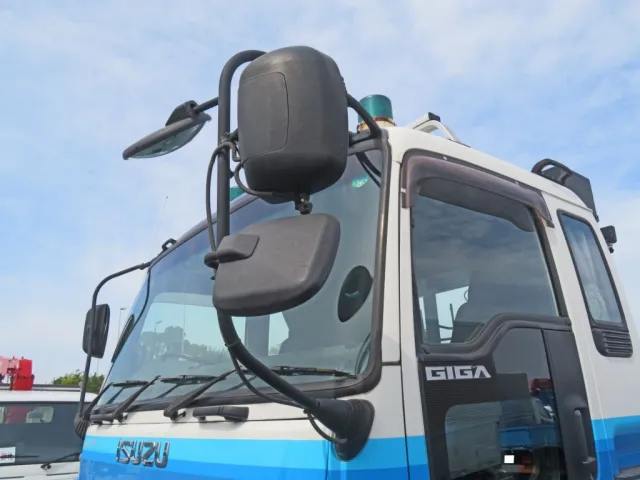 ミラーに細かいキズ、ミラーステーに軽いサビがあります。|いすゞ ギガ QDG-EXZ52AJの写真28