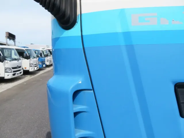 運転席側コーナーパネルに小さいキズがあります。|いすゞ ギガ QDG-EXZ52AJの写真34