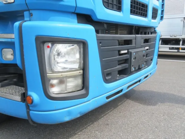 フロントバンパーに細かいキズ・色あせ、下部にヘコミ・キズがあります。|いすゞ ギガ QDG-EXZ52AJの写真35